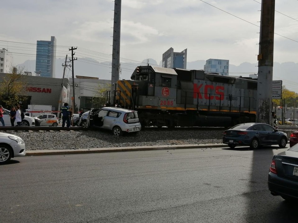 Un conductor fue embestido por el tren tras presuntamente intentar ganarle el paso en la avenida Fleteros, ( Foto: Especial)