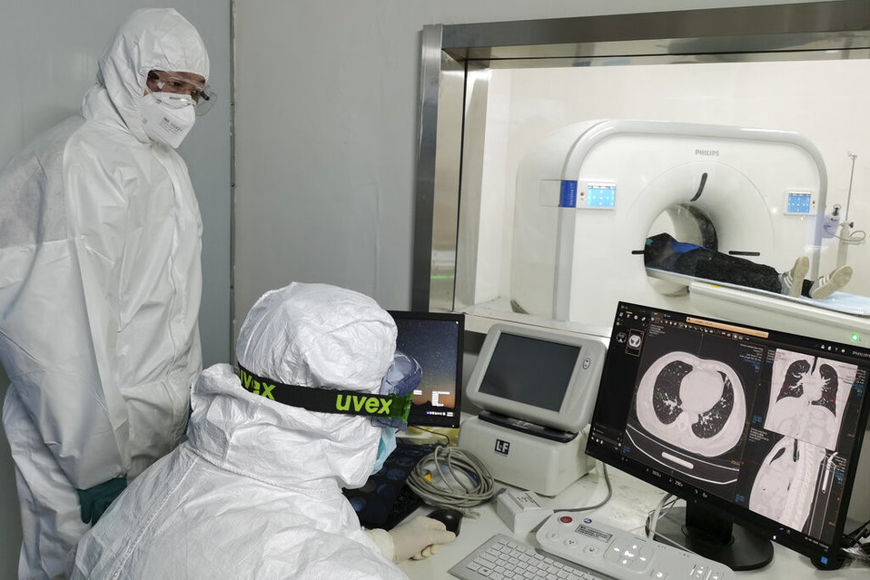 Doctores analizan los pulmones de un paciente de coronavirus en Huoshenshan. (AP)