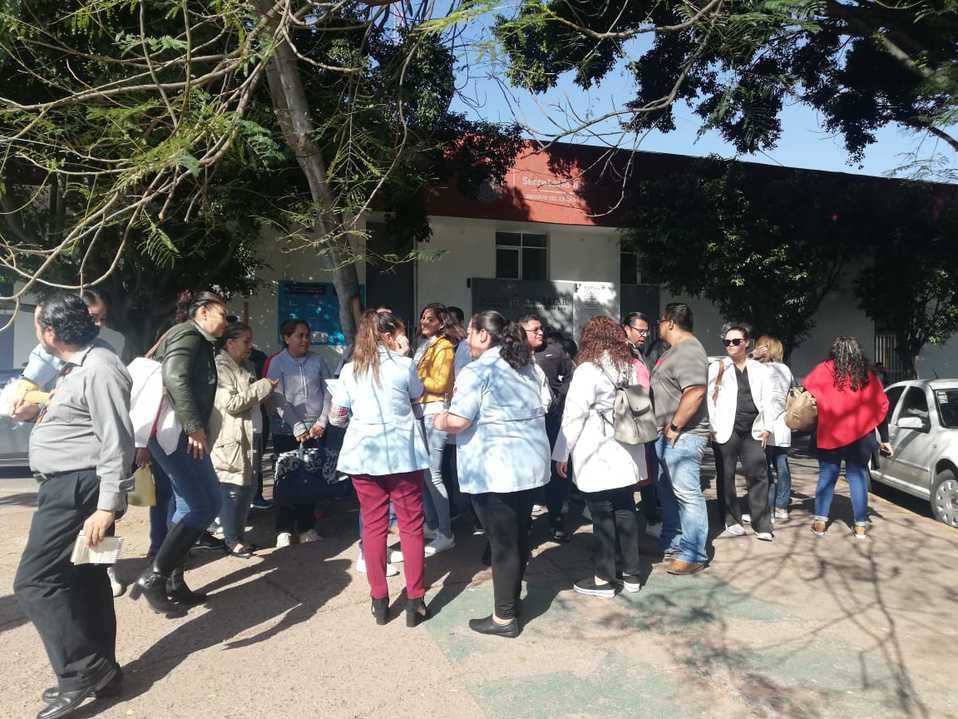 Empleados de la Secretaría de Salud Jalisco se manifiestan afuera del Palacio de Gobierno y Casa Jalisco. (Rosario Álvarez)