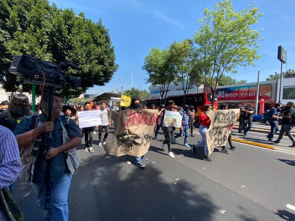Estudiantes del CCH Azcapotzalco marchan a Rectoría, sobre Insurgentes Sur./ Selene Flores