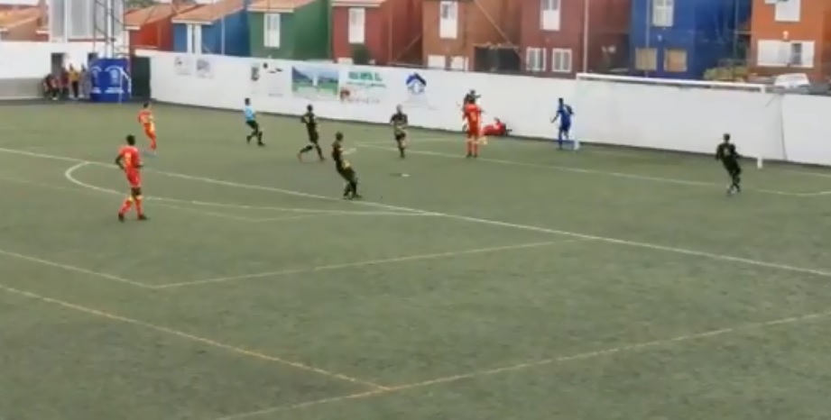 Futbolista queda inconsciente tras estrellarse contra un muro de concreto (Especial)