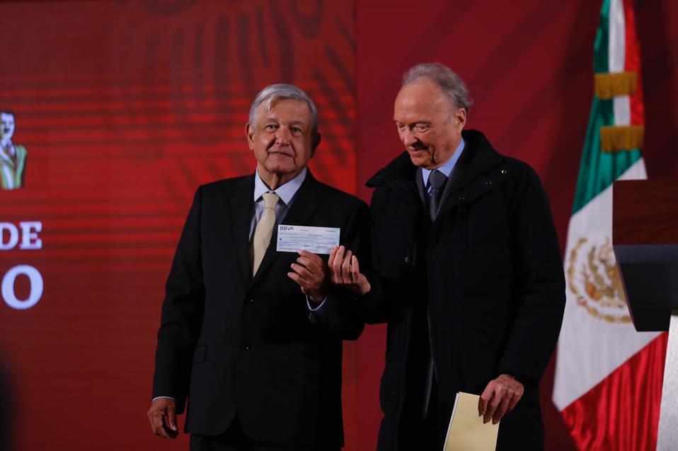 Gertz Manero entregó un cheque de 2 millones de pesos. (Nelly Salas)