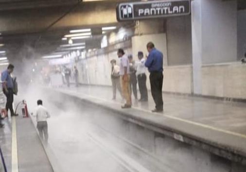 El globo cayó a las vías y provocó un cortocircuito en Metro Chabacano. (Gabriel Ortega)
