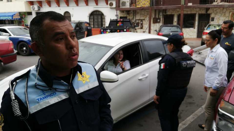 Maestra se estaciona en sitio para discapacitados e interviene la Policía Estatal porque evitaba que su carro fuera al corralón (Foto/Jesús Alberto Ga
