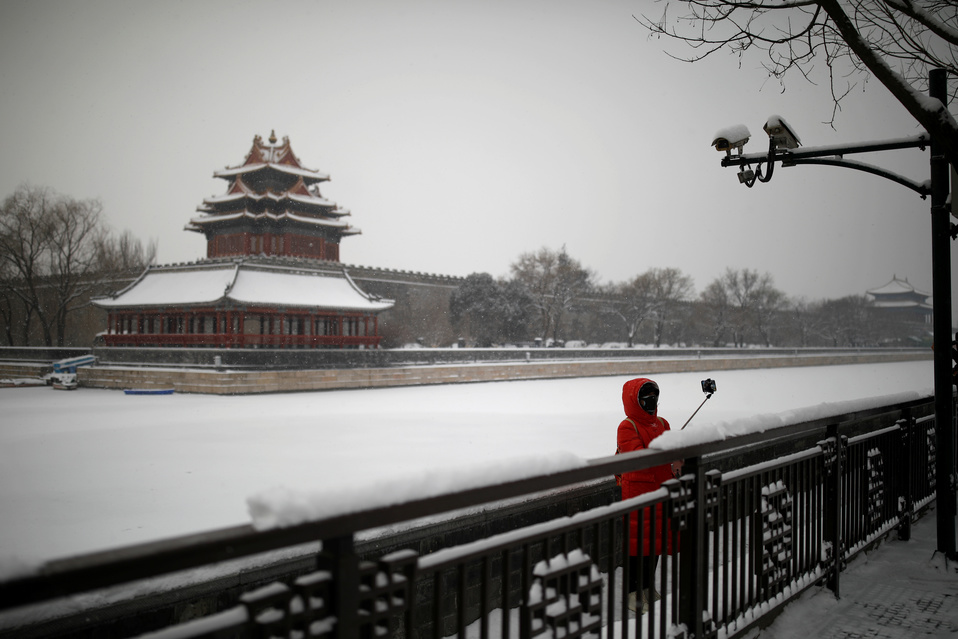 Una mujer se toma selfies después de la nevada fuera de la Ciudad Prohibida, en Pekín. (Reuters)