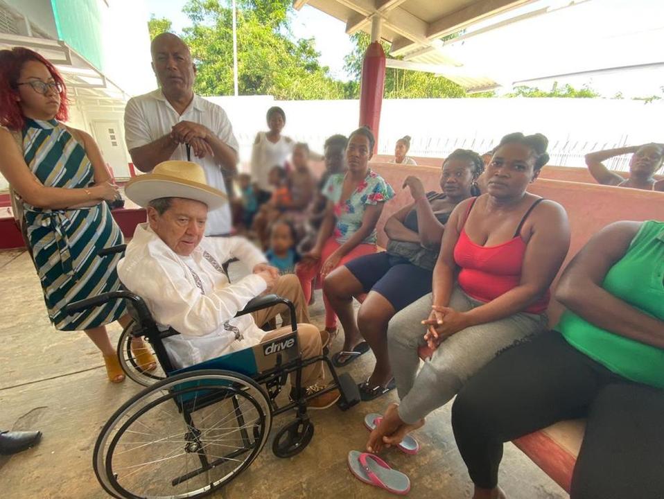Porfirio Muñoz Ledo conversando con los migrantes de estación Siglo XXI (Fernando Damián)