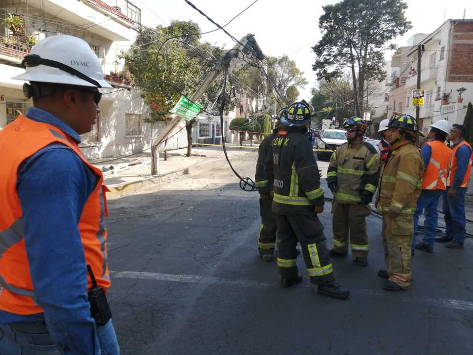 El poste quedó ladeado tras el paso de la revolvedora en la colonia Narvarte Poniente. (Anwar Nájera)