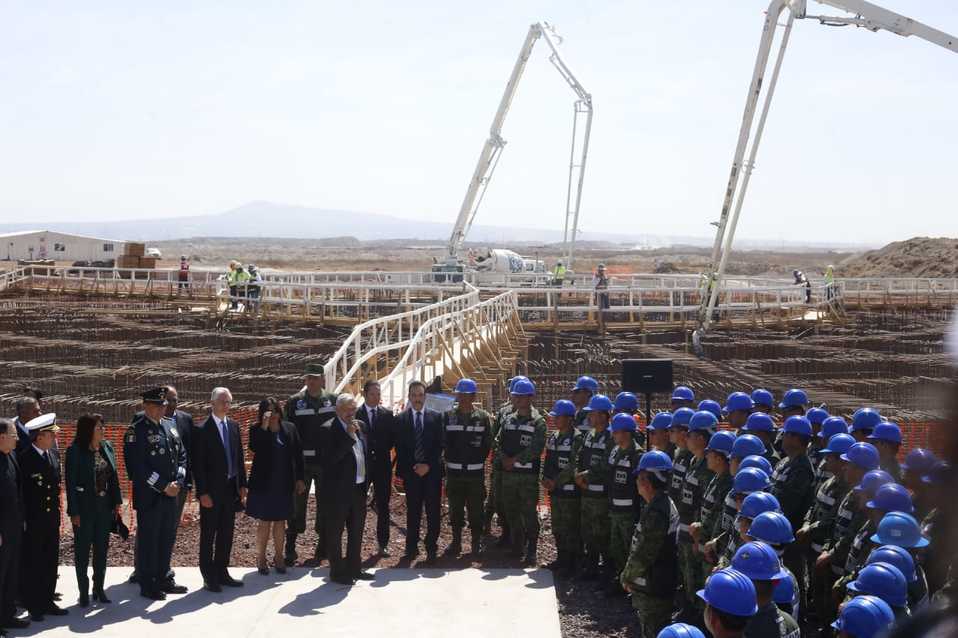El Presidente supervisó los avances de la obra del aeropuerto en Santa Lucía./ Areceli López