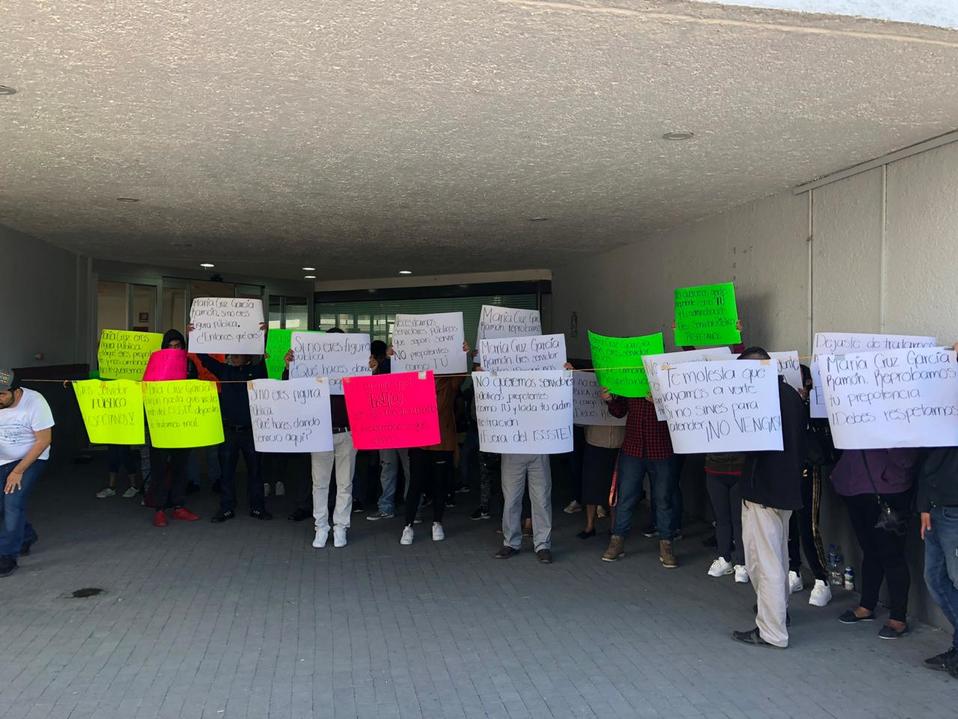 Los trabajadores y derechohabientes acusaron la falta de medicamentos. (Isabel Zamudio)