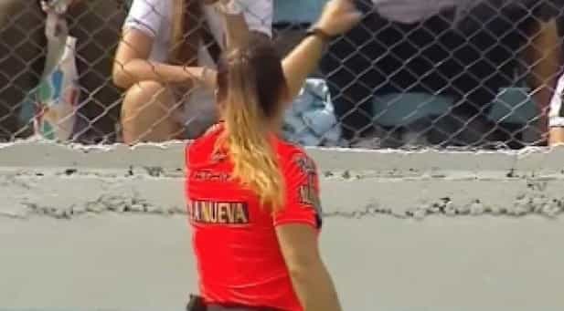 La árbitra expulsó a un aficionado que insultaba a las jugadoras (Captura de pantalla)