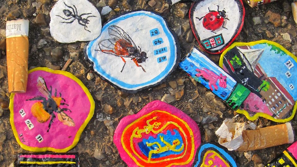 El artista asegura haber pintado miles de chicles (Instagram: @hthartscentre)
