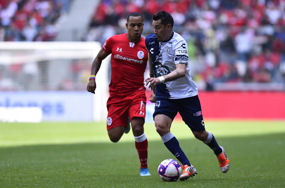 Edgar Pardo y Rubens Sambueza durante un partido entre Toluca y Pachuca (Imago7)