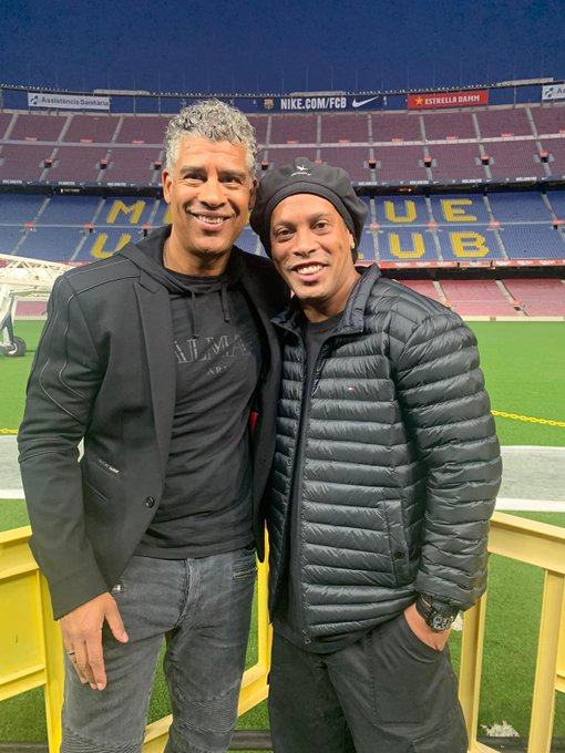 Frank Rijkaard y Ronaldinho regresan al Camp Nou, la casa del Barcelona (Twitter @FCBarcelona_es)