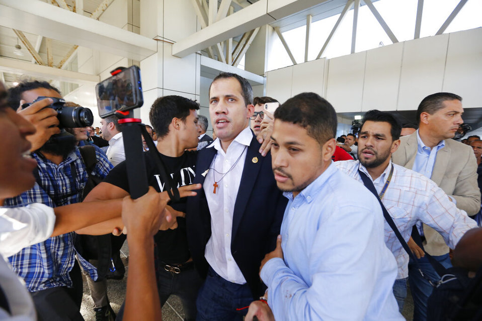 Guaidó fue recibido a golpes por simpatizantes del gobierno de Nicolás Maduro. (AP)