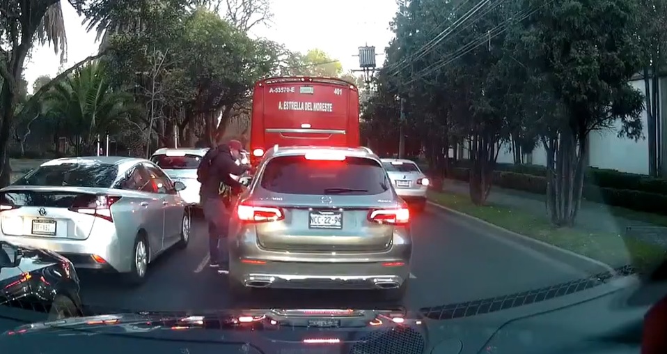 Un hombre asaltó a un automovilista en avenida Las Palmas | Especial