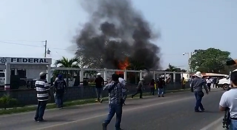 Los manifestantes lanzaron bombas molotov a la patrulla.