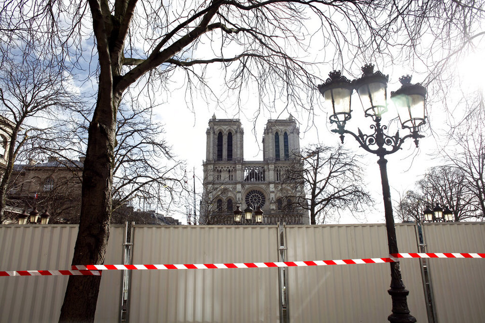 Notre Dame a diez meses del incendio. (AP)