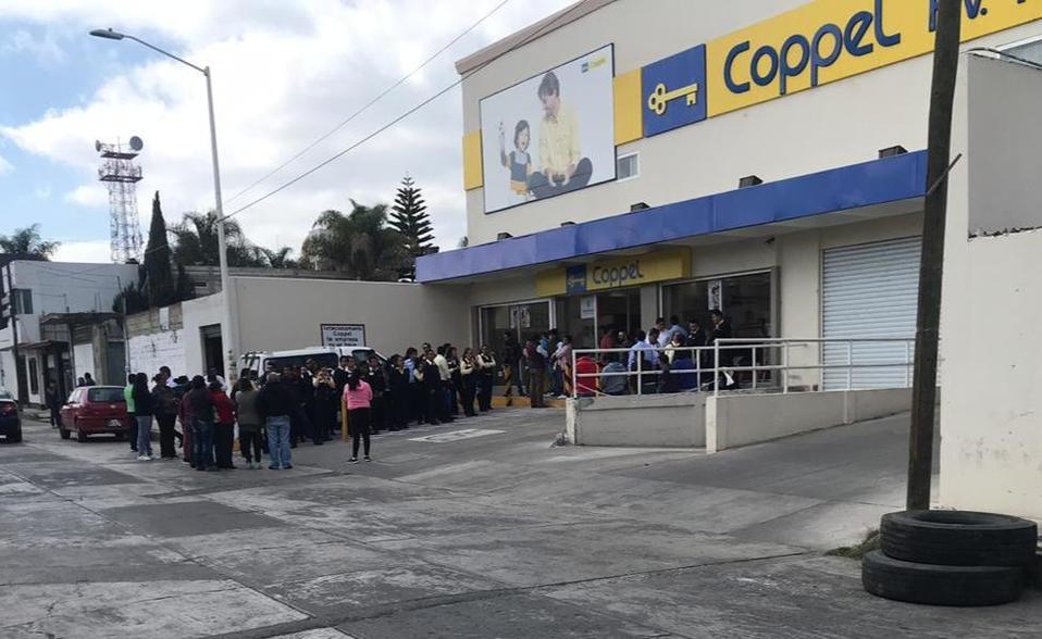 Tras el asalto al Coppel de Huejotzingo, clientes y empleados resultaron con crisis nerviosa. (Especial)