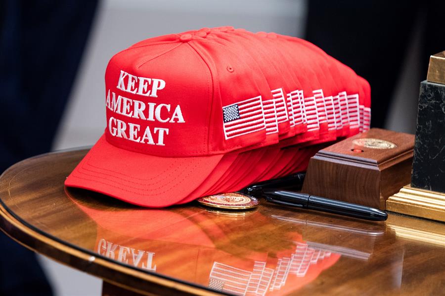 El aumento de propaganda supremacista coincide con la llegada de Donald Trump a la presidencia de EU. (EFE)