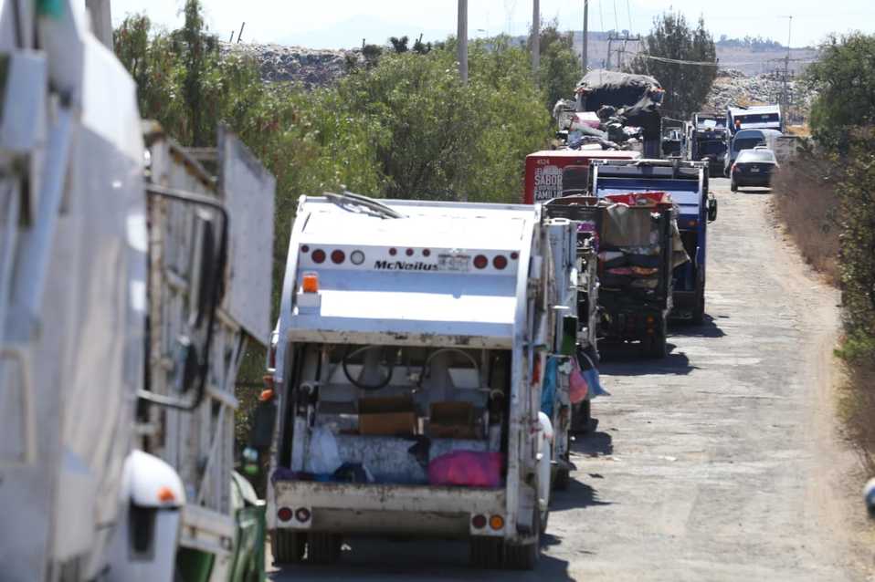 Camiones de recolecta de basura en el Huixmí. (Jorge Sánchez)