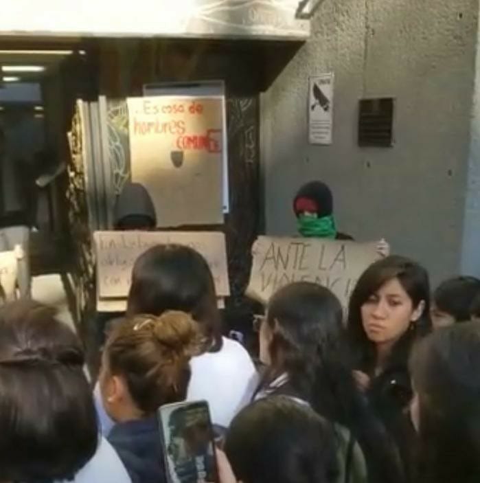 En este momento realizan una mesa de diálogo. (Especial)