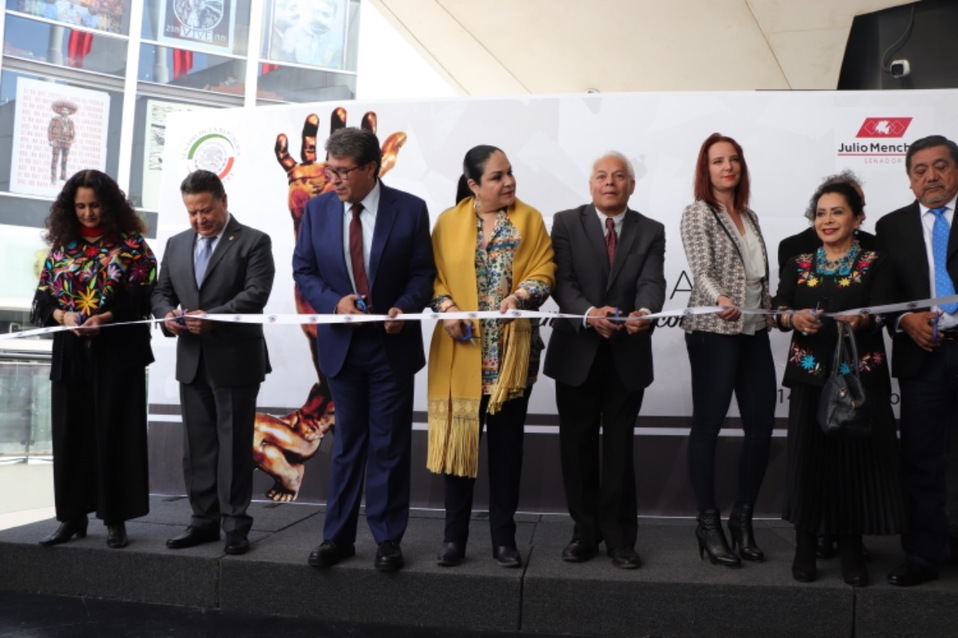 El legislador Julio Menchaca inauguró la exposición “Atisbos hidalguenses. Caminando con gigantes". (Cortesía)