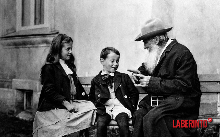 León Tolstoi (dcha.) con sus nietos. (Sputnik)