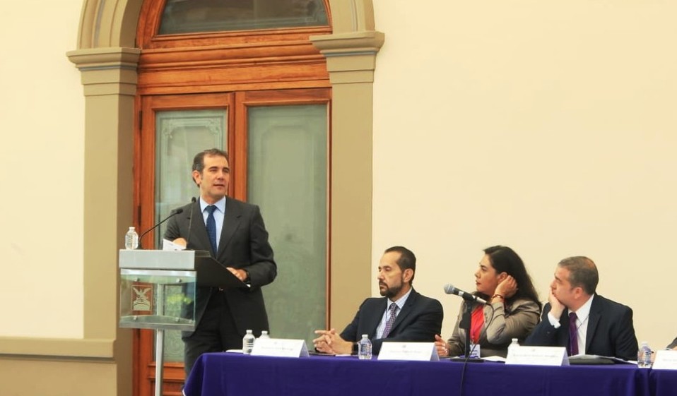 Lorezo Córdova, presidente del INE, participó en el seminario "La democracia electoral y los retos de la nueva década". (Twitter | @lorenzocordovav)