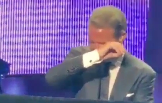 Luis Miguel llora desconsoladamente en pleno concierto. (Captura)