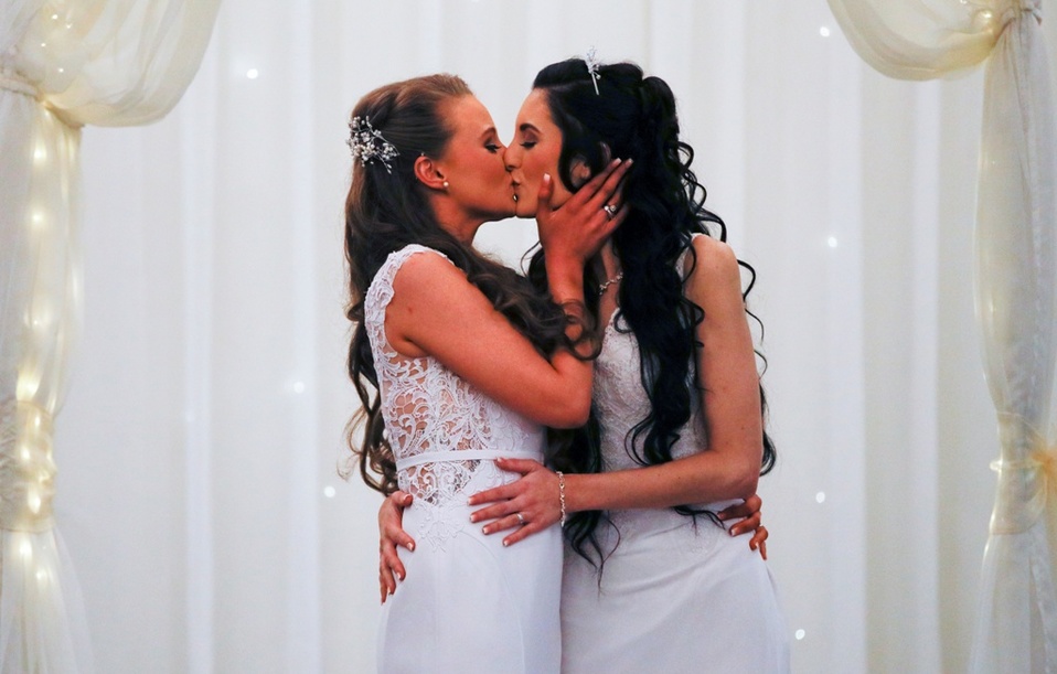 Robyn Peoples y Sharni Edwards son la primera pareja homosexual que se casa en Irlanda del Norte. (Reuters)