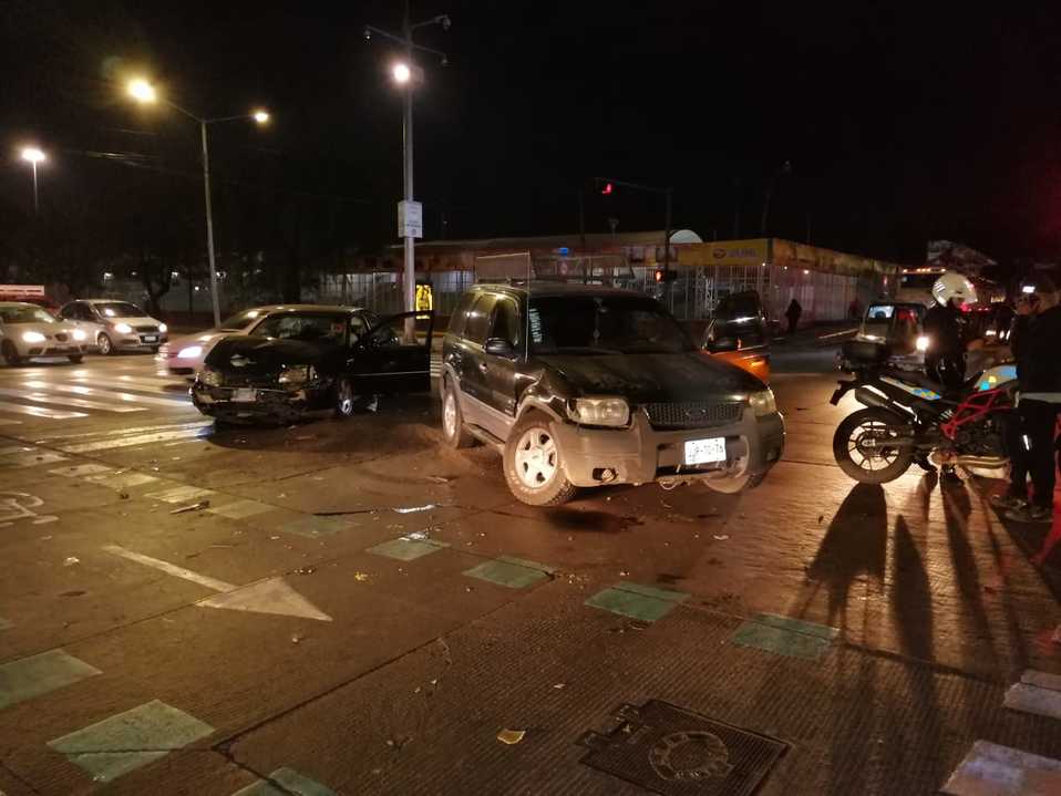 El vehículo negro terminó destrozado del frente y la SUV presentó un derrame de aceite y de anticongelante (Juan Carlos Munguía).