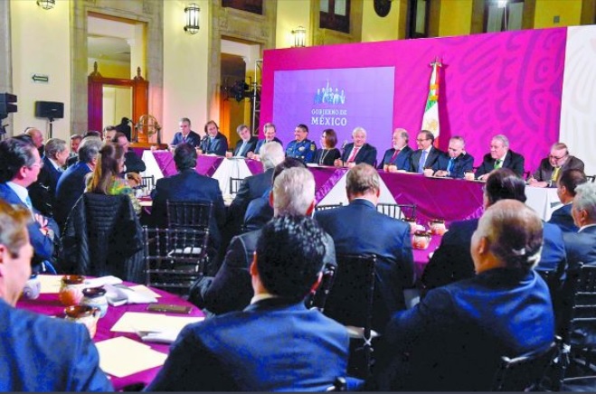 Ciento cincuenta empresarios y capitanes de industria del país asistieron ayer a Palacio Nacional. (Especial)