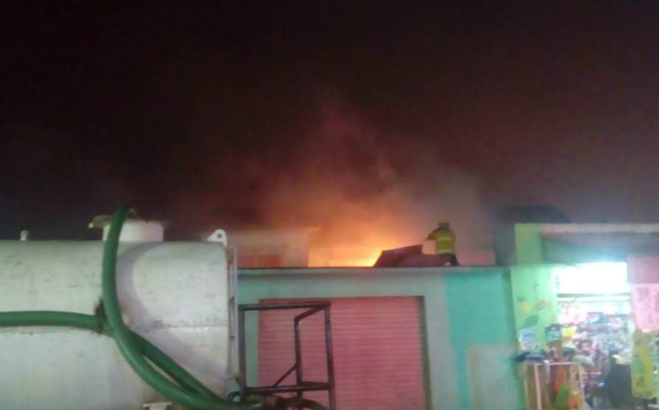 Colilla de cigarro causa incendio en una bodega de frutas (Foto/CORTESÍA)