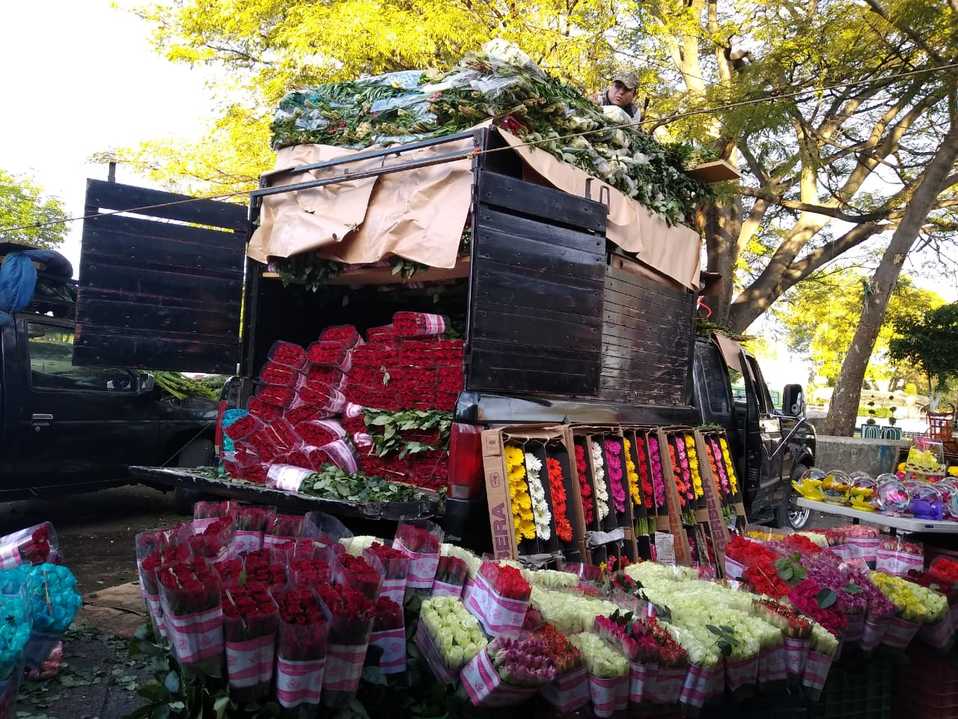 Comerciantes de flores ubicados en el mercado Mezquitán, aseguraron ver una baja en la venta