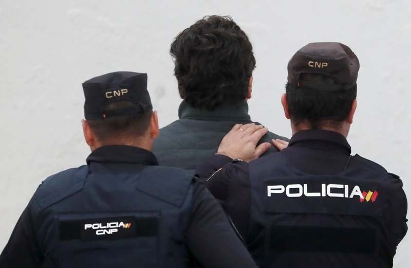 Emilio Lozoya en el momento de ser escoltado por policías españoles a un tribunal de Marbella. (Reuters)