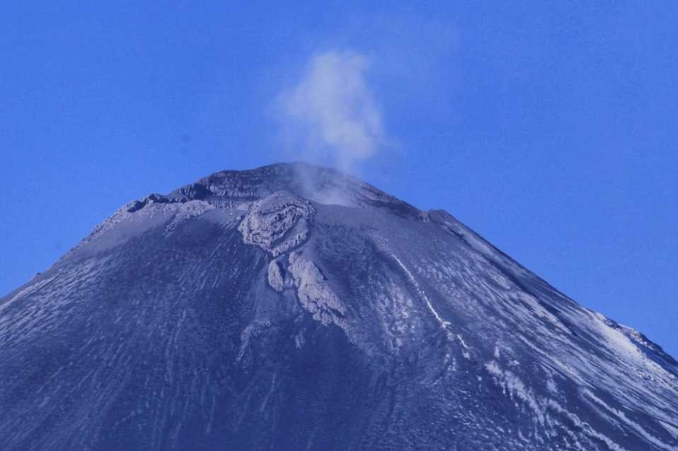 En un lapso de 24 horas, el  Popocatépetl ha registrado 83 exhalaciones, columnas de un kilómetro y cinco explosiones. (Andrés Lobato)