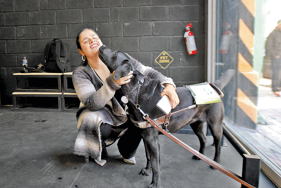 Lucero Márquez con ‘Kyler’, su perro labrador y guía de aventuras.  (Araceli López)