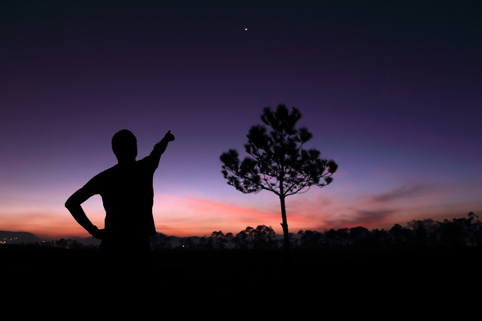 México. Un hombre disfruta de los últimos momentos del atardecer desde lo alto de las montañas en Chignahuapan, Puebla. (Andrés Lobato)