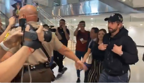 Rodolfo Pizarro en su llegada al Aeropuerto de Miami (Twitter: @FerCevallosF)