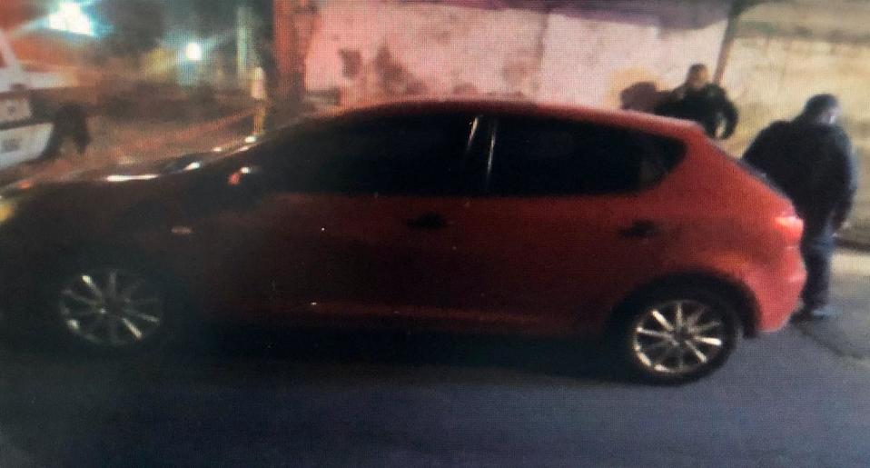 Sujetos en una motocicleta comenzaron a disparar contra un taxi | Especial