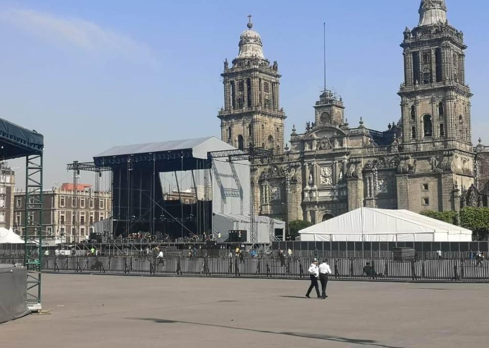 Trabajadores colocan escenario en Zócalo de CdMx. | César Velázquez