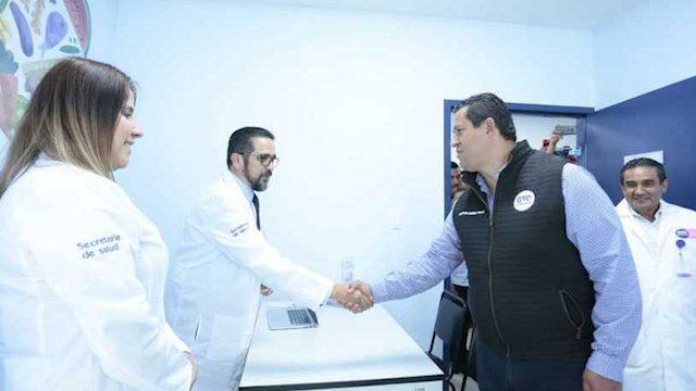En visita de funcionarios, pacientes se quejan de baja en consultas en Hospital Juárez