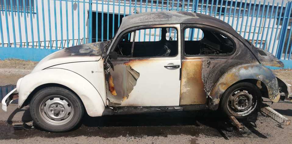 El vocho se incendió sobre Malecón del Río, en la ciudad de León. Foto: Jannet Ruiz.