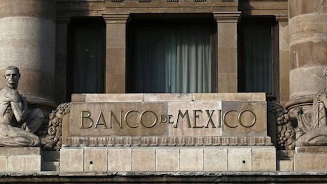 AMLO celebra baja de tasa de interés de Banxico