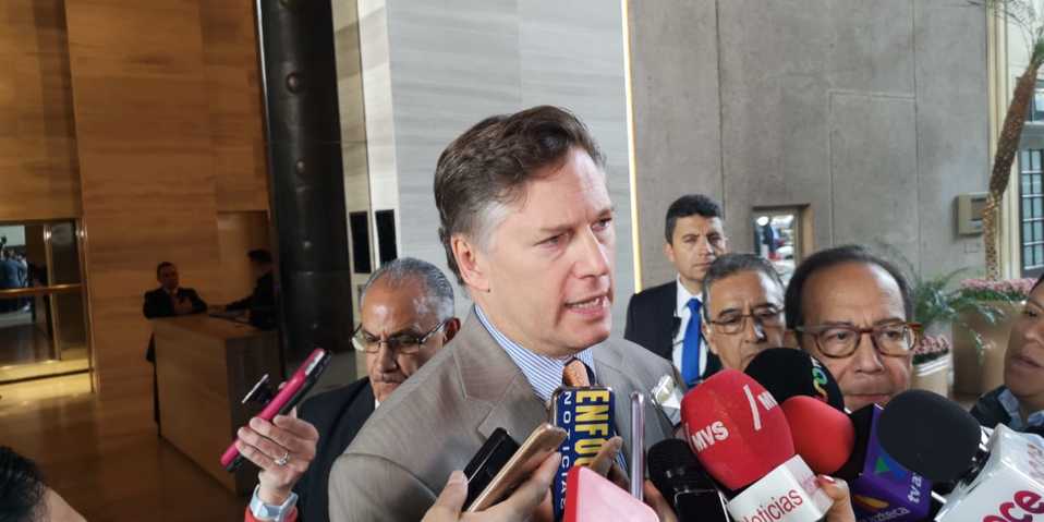 Christopher Landau se reunió con integrantes del CCE. (Eduardo de la Rosa)