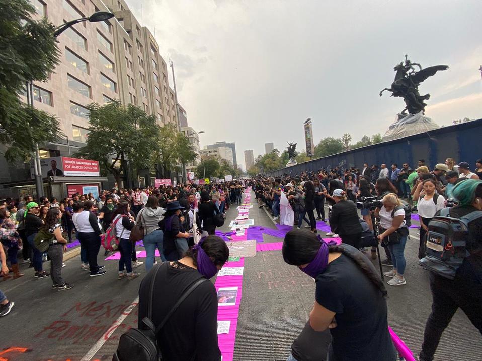 Cientos de mujeres se reúnen en las inmediaciones del Palacio de Bellas Artes. (Selene Flores)