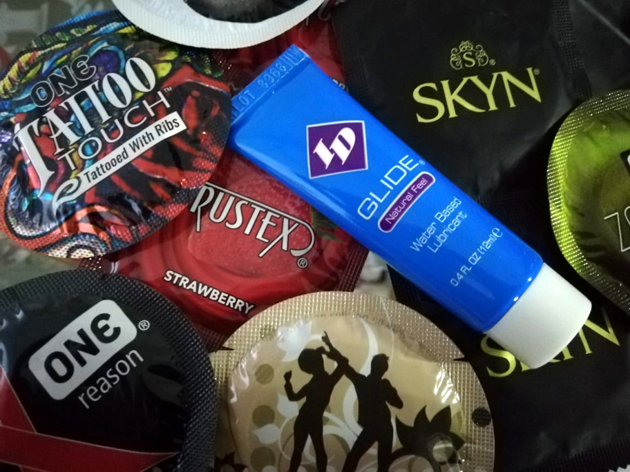 Condones y lubricantes que venden en la sex shop de Torreón. (Notivox Digital)