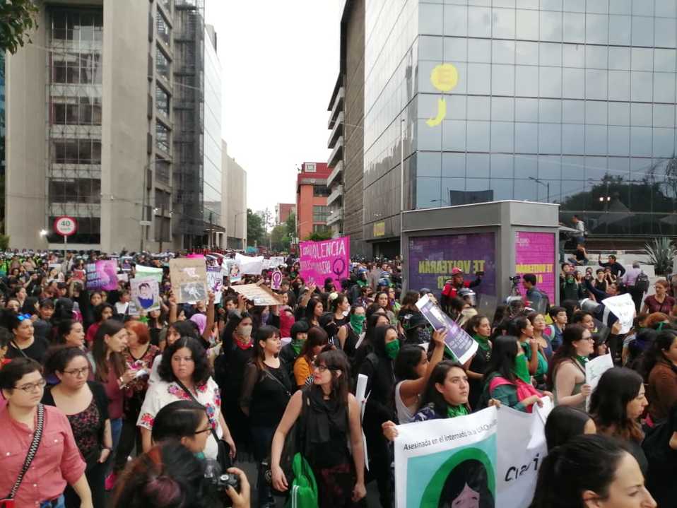 Decenas de personas se concentraron para marchar contra la violencia de género. (Fanny Miranda)