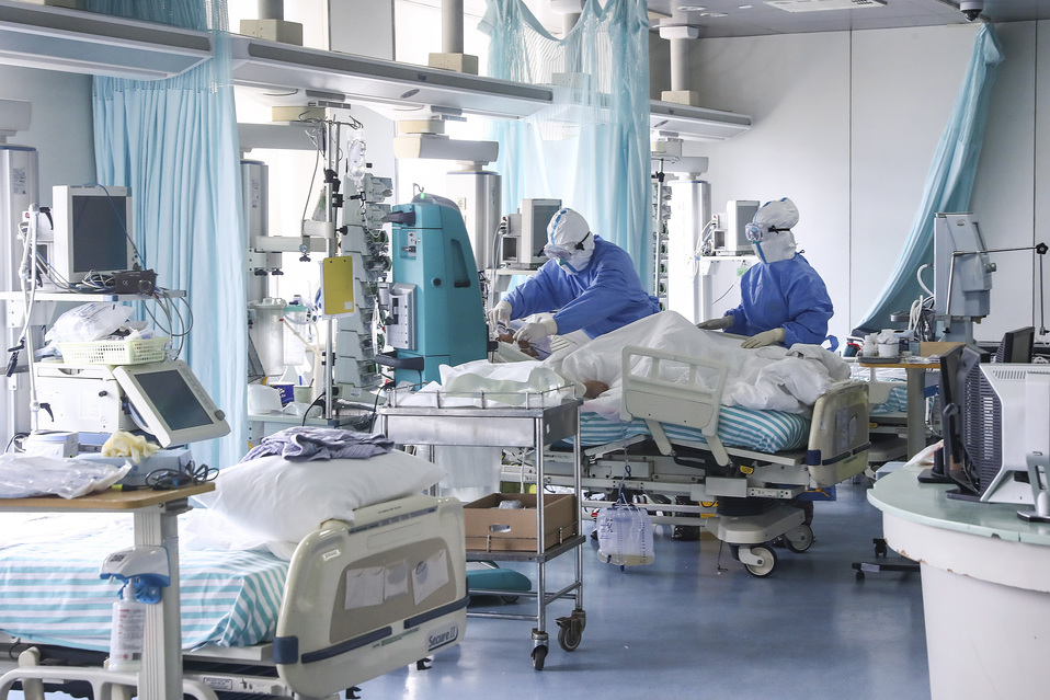 Enfermeras tratan a un enfermo en la unidad de cuidados intensivos del hospital Ditan, Beijing. (AP)