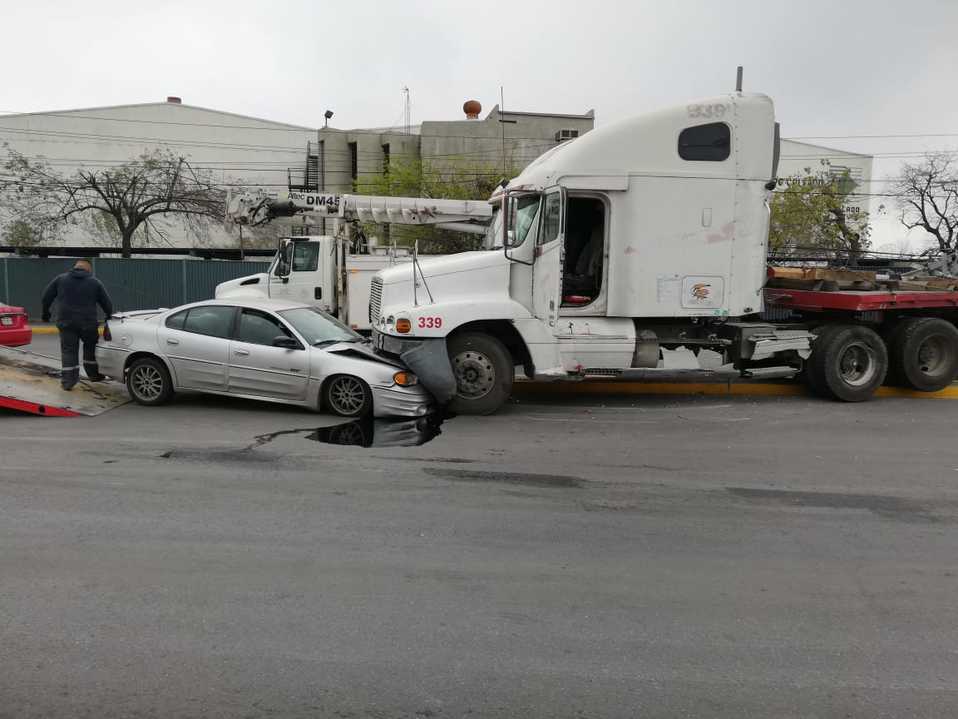 Los hechos ocurrieron en la avenida López Mateos, a la altura de la colonia Azteca, en el municipio de San Nicolás de los Garza. (Agustín Martínez)